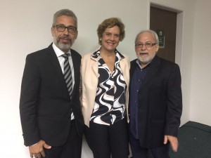 A presidente da Sociedade Brasileira de Pediatria, Luciana Rodrigues Silva, junto aos conselheiros Sílvio Rodrigues e José Carlos Alencar na cerimônia de posse da Sopepe.